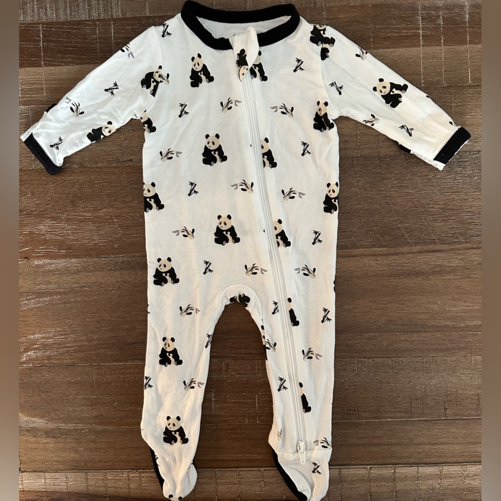 Kyte baby zippered footie in black and white zen